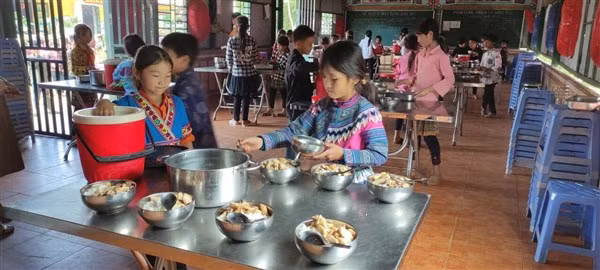 Các trường có học sinh bán trú tăng cường chất lượng bữa ăn để bảo đảm sức khỏe học sinh. Ảnh: NTCC