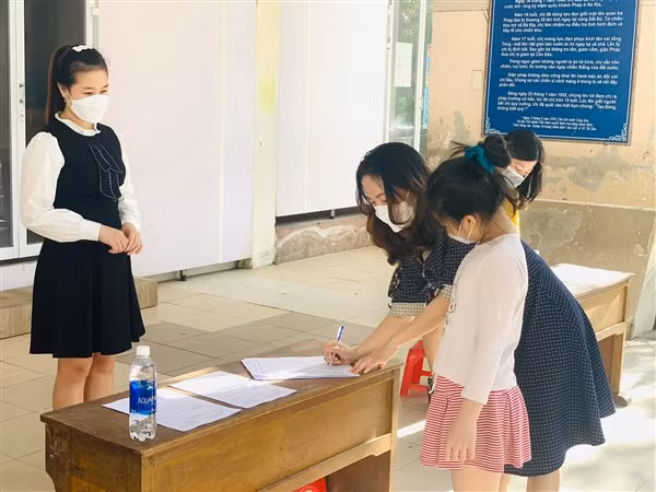 Trường Tiểu học Võ Thị Sáu (quận Hải Châu, TP Đà Nẵng) đảm bảo giãn cách khi phụ huynh đến trường nộp bài thi cho học sinh.