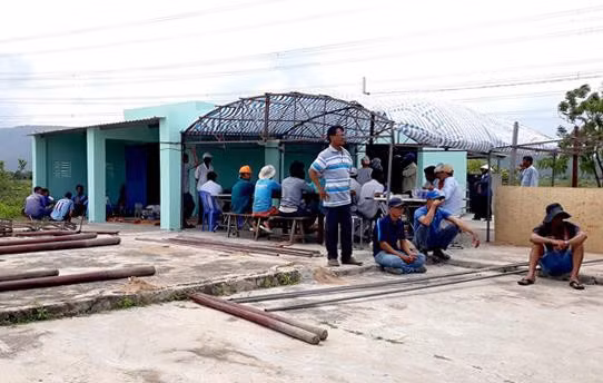 Người dân chuẩn bị tổ chức hỏa táng cho các nạn nhân theo phong tục người Chăm. Ảnh: Tuấn Kiệt.