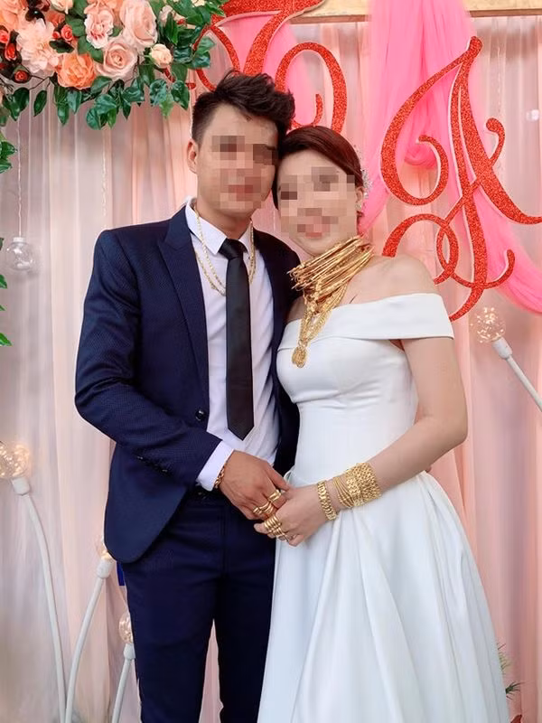 Hình ảnh cô dâu đeo vàng trĩu cổ cùng nhiều lắc tay, nhẫn,… khiến dân tình không khỏi xôn xao. . Ảnh: Xuyên Võ