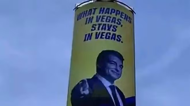 Áp phích quảng cáo in hình chủ tịch Barca cùng thông điệp lạ ở Las Vegas. Áp phích quảng cáo in hình chủ tịch Barca cùng thông điệp lạ ở Las Vegas.