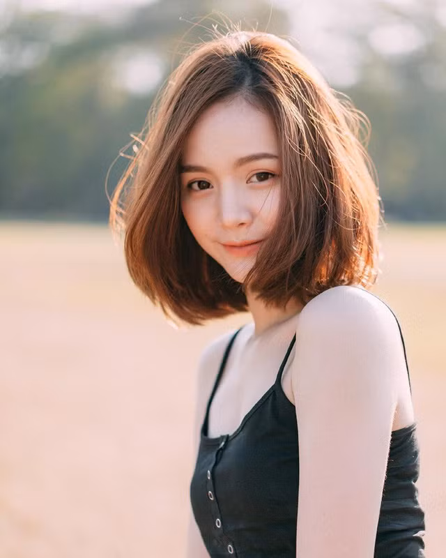 Chẳng cần tác động dao kéo, chỉ vài kiểu tóc đơn giản cũng có thể giấu nhẹm nhược điểm nọng cằm - Ảnh 8.