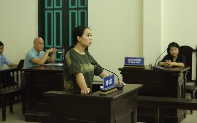 Vụ nữ cảnh sát nhận 1 tỷ đồng gài "bẫy ma túy" người khác vào tù: Hé lộ đoạn ghi âm đáng sợ ảnh 1 Nguyễn Thị Vân tại phiên toà.