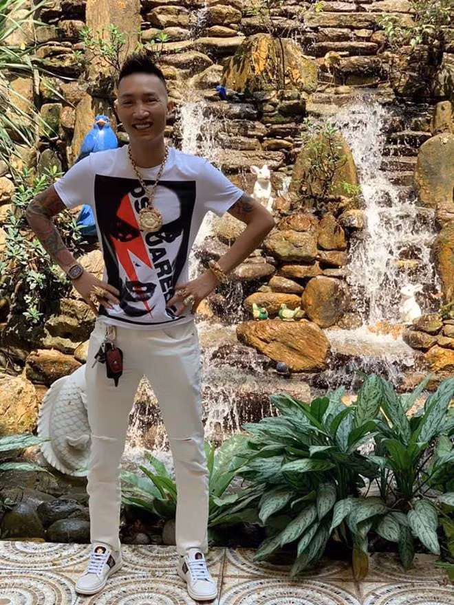 Huấn thường có những clip livestream khoe tiền, vàng. Ảnh: FBNV. Chan dung Huan Hoa Hong, chu cong ty lam dich vu Facebook o VN hinh anh 3