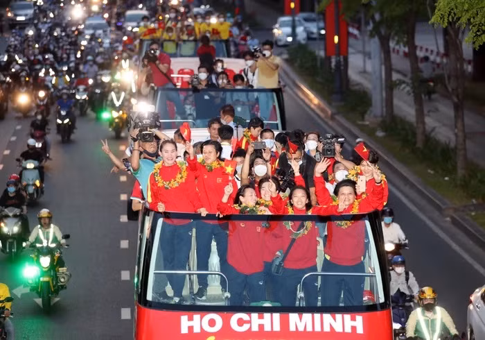 11 thành viên tuyển nữ Thành phố Hồ Chí Minh diễu hành trên xe buýt 2 tầng. Ảnh: Đ.Đ.

