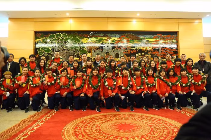 Các nữ tuyển thủ nhận lì xì từ Thứ trưởng Hoàng Đạo Cương và ông Trần Đức Phấn. Ảnh: Minh Chiến.