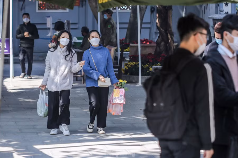 Chùa Hà đã tấp nập người đến cầu khấn. Ảnh: Tiền Phong.