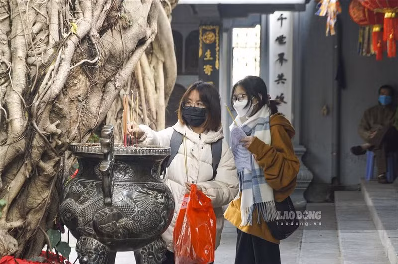 Đa phần người dân tới chùa Hà đều thuộc giới trẻ. Mỗi người đều gửi gắm mong ước được suôn sẻ trong chuyện tình cảm và tìm được một nửa phù hợp với mình. Ảnh: Báo Lao Động.