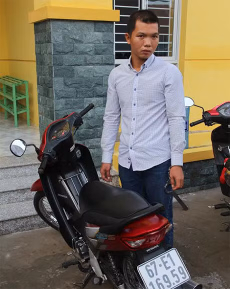 (HY HUU) Trom xe mua Euro bi cau thu bong da bat qua tang - Anh 1