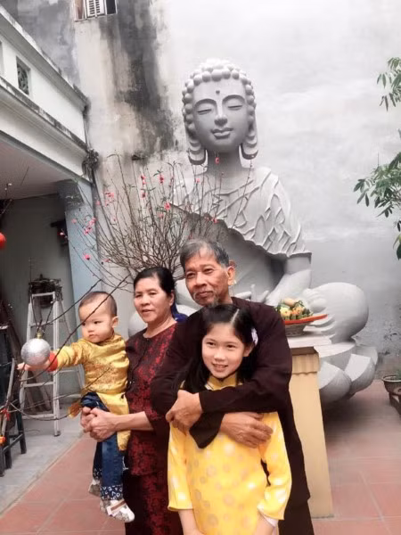 Nhà văn Nguyễn Huy Thiệp bên gia đình. Ảnh: ITN.