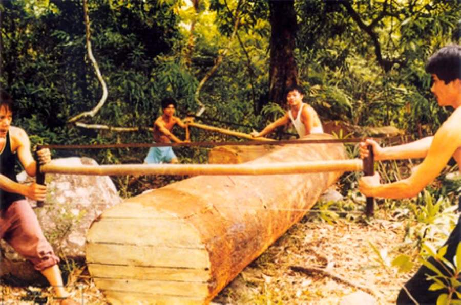 Phim “Những người thợ xẻ” được sản xuất năm 1998. Ảnh: ITN.