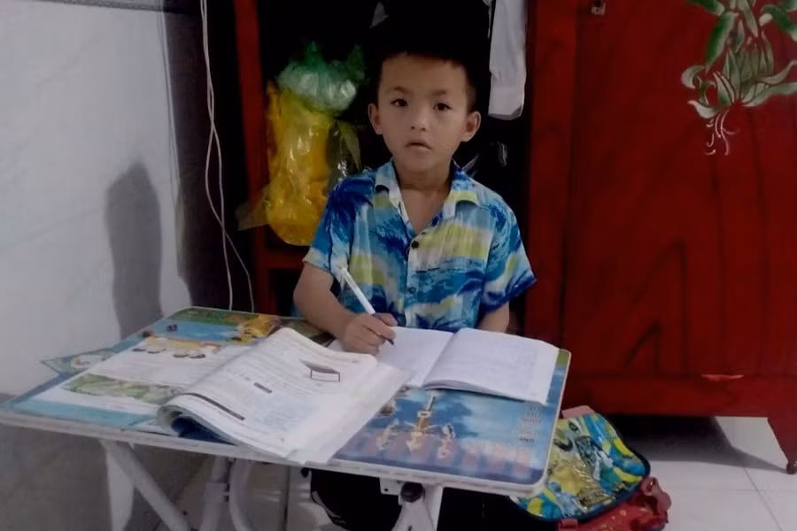 Mặc dù đã lên lớp 3 nhưng Đức Đan thấp bé, còi cọc hơn so với bạn bè cùng trang lứa. Mặc dù đã lên lớp 3 nhưng Đức Đan thấp bé, còi cọc hơn so với bạn bè cùng trang lứa.