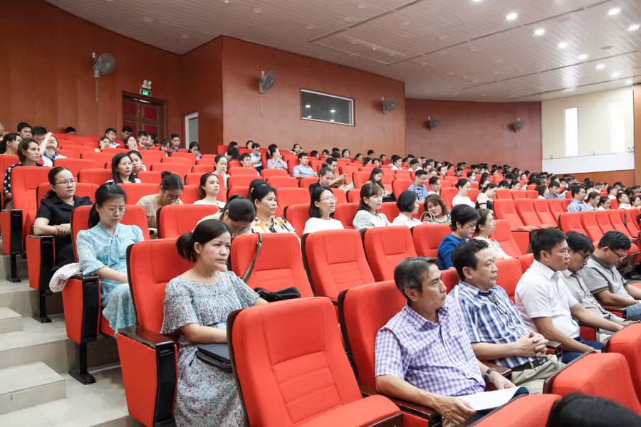 Các đoàn viên Công đoàn cơ sở lắng nghe và tiếp thu những thông tin tại hội nghị. Các đoàn viên Công đoàn cơ sở lắng nghe và tiếp thu những thông tin tại hội nghị.