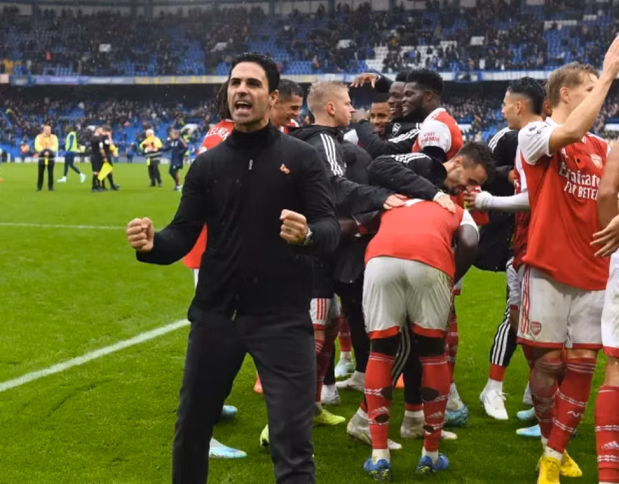 Arsenal lần đầu đứng đầu Ngoại hạng Anh trước kỳ lễ Giáng sinh kể từ năm 2007. Arsenal lần đầu đứng đầu Ngoại hạng Anh trước kỳ lễ Giáng sinh kể từ năm 2007.