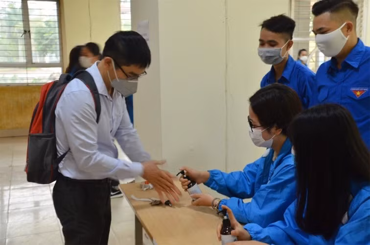 Sinh viên Trường ĐH Công nghiệp Dệt may Hà Nội rửa tay sát khuẩn trước khi vào học. Ảnh: NVCC