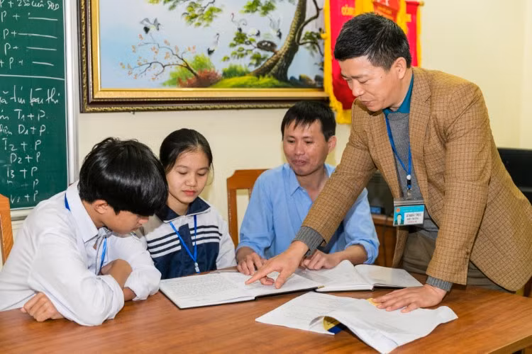 Tổ tư vấn tâm lý Trường THPT Tân Kỳ (huyện Tân Kỳ, Nghệ An) có sự tham gia của cả học sinh
và giáo viên.