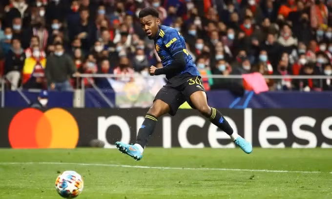 Anthony Elanga quân bình tỷ số 1-1 cho Man Utd sau khi vào sân từ băng dự bị.
