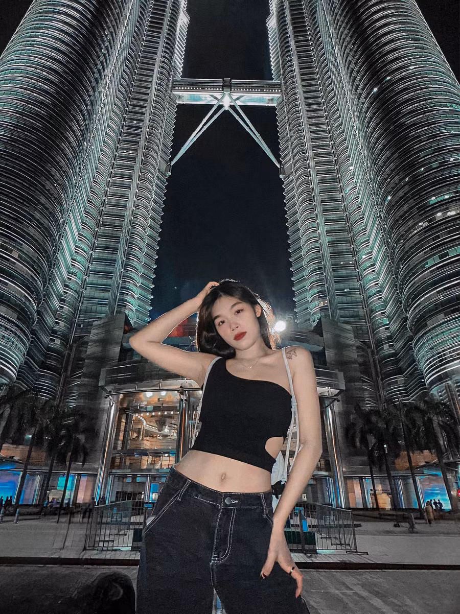 Phùng Thị Khánh Linh thường 'check in' ở những địa điểm nổi tiếng mỗi khi thi đấu. Ảnh: FBNV