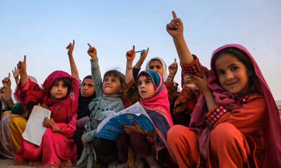 Dưới sự cai trị của Taliban, Afghanistan đã trở thành quốc gia duy nhất trên thế giới cấm các bé gái trên 11 tuổi đi học. Dưới sự cai trị của Taliban, Afghanistan đã trở thành quốc gia duy nhất trên thế giới cấm các bé gái trên 11 tuổi đi học.