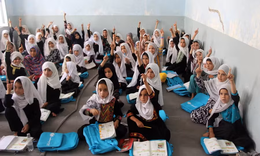 Sau khi Taliban lên nắm quyền, giáo viên nữ được thay thế bằng nam giới. Sau khi Taliban lên nắm quyền, giáo viên nữ được thay thế bằng nam giới.