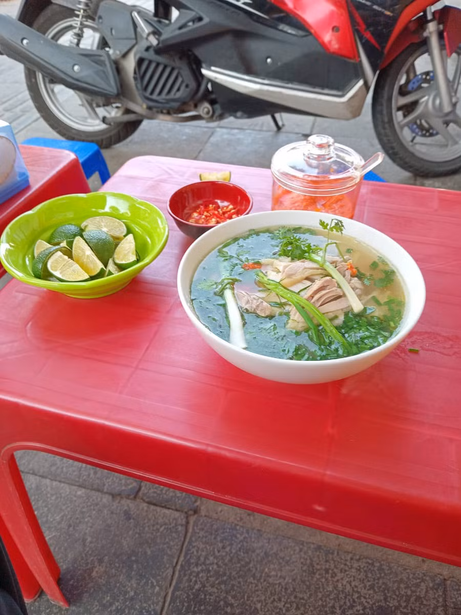 Bát phở gà hấp dẫn ở một quán ăn vỉa hè Hà Nội. Ảnh: Peter Madden. Bát phở gà hấp dẫn ở một quán ăn vỉa hè Hà Nội. Ảnh: Peter Madden.