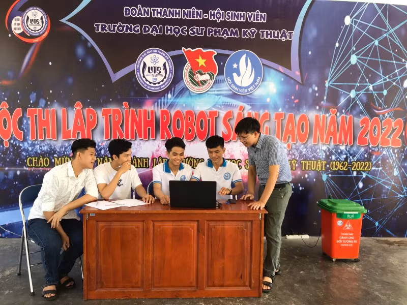 Các sinh viên và giảng viên thảo luận với nhau để trao đổi về mô hình.