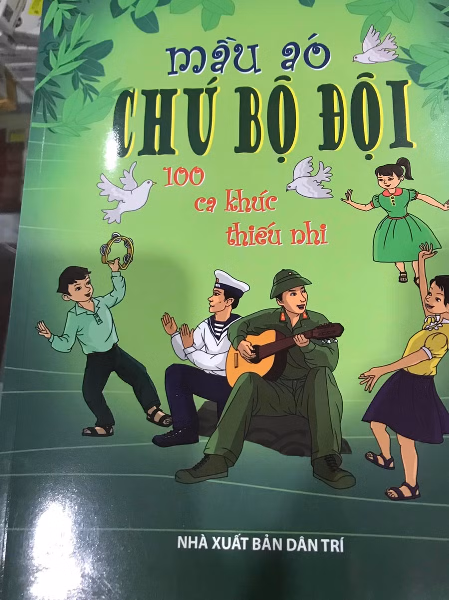 Tuyển tập sách 'Mầu áo chú bộ đội'.