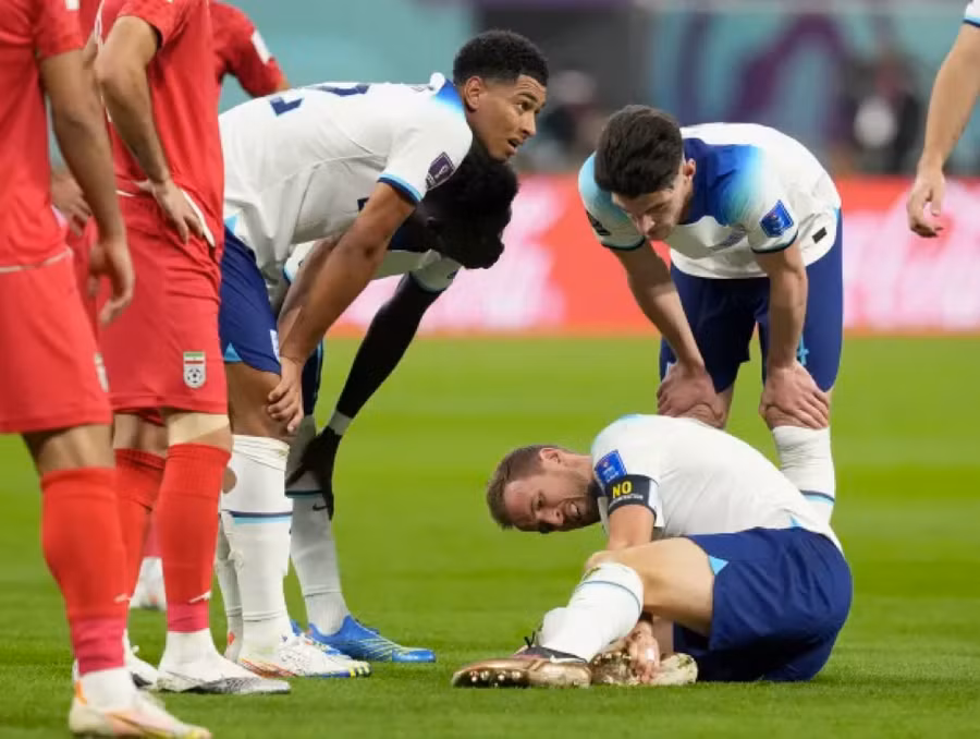 Harry Kane dính chấn thương mắt cá chân khi Anh thắng Iran 6-2.