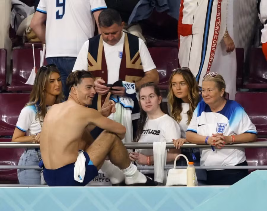 Tiền vệ Jack Grealish ôm bạn gái Sasha Attwood sau trận Anh thắng Iran 6-2. Tiền vệ Jack Grealish ôm bạn gái Sasha Attwood sau trận Anh thắng Iran 6-2.