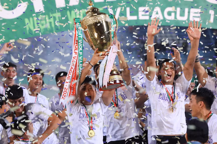 Huấn luyện viên Chun Jae-ho trở thành huấn luyện viên ngoại đầu tiên vô địch V.League cùng Hà Nội FC. Huấn luyện viên Chun Jae-ho trở thành huấn luyện viên ngoại đầu tiên vô địch V.League cùng Hà Nội FC.