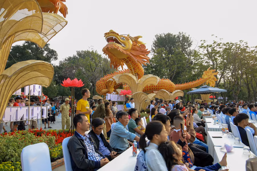 Chương trình thu hút nhiều người dân và du khách tham gia.