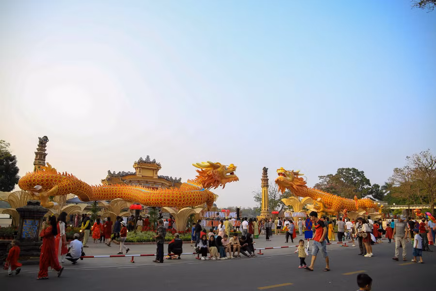 2 linh vật rồng được đặt trước Trường THPT chuyên Quốc học Huế thu hút hàng trăm người đến vui chơi, chụp ảnh lưu niệm.