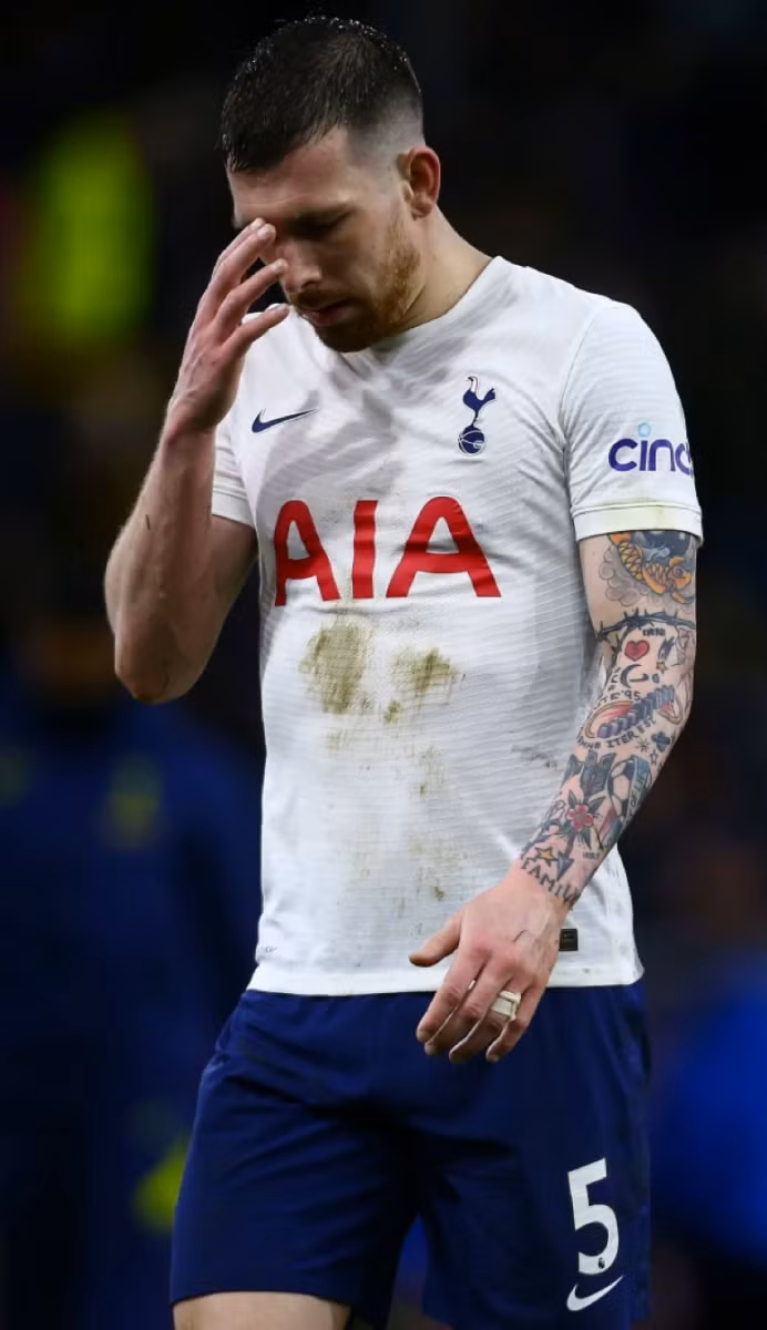Emile Hojbjerg tuyệt vọng khi Spurs thua trận.