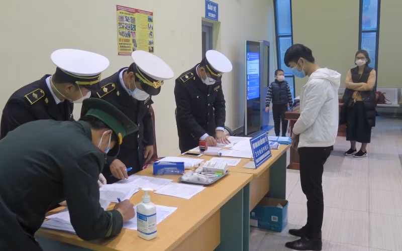 Kiểm soát chặt khâu phòng dịch tại các cửa khẩu quốc tế và tiểu ngạch.