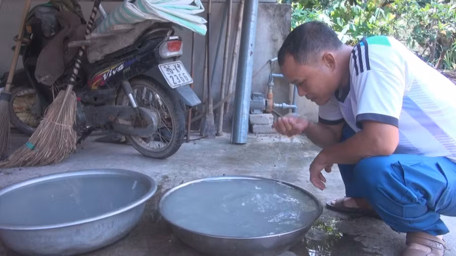 Nhiều gia đình chung tình trạng nước giếng khoan đục như nước gạo và có mùi tanh.