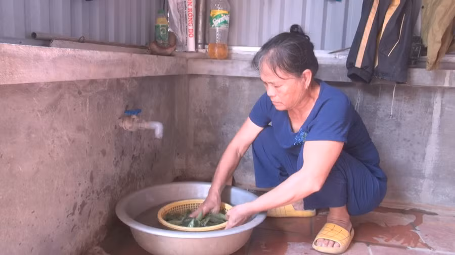 Bà Lê Thị Hoa (xã Thọ Lâm) dùng nước giếng khoan ở độ sâu hàng chục mét nhưng vẫn bị ô nhiễm.