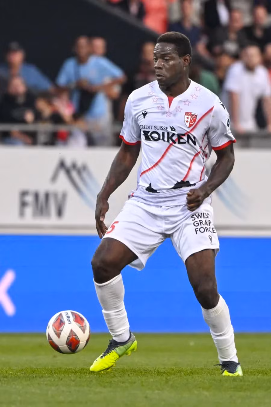 Balotelli bị Sion tống khứ sau khi xuống hạng.