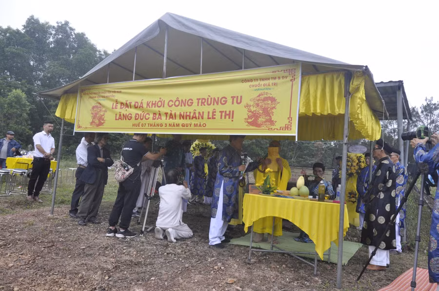 Lễ đặt đá khởi công công trình lăng mộ vợ vua Tự Đức sau gần 6 năm bị san ủi bởi dự án bãi đỗ xe. (Ảnh: T.H). Lễ đặt đá khởi công công trình lăng mộ vợ vua Tự Đức sau gần 6 năm bị san ủi bởi dự án bãi đỗ xe. (Ảnh: T.H).
