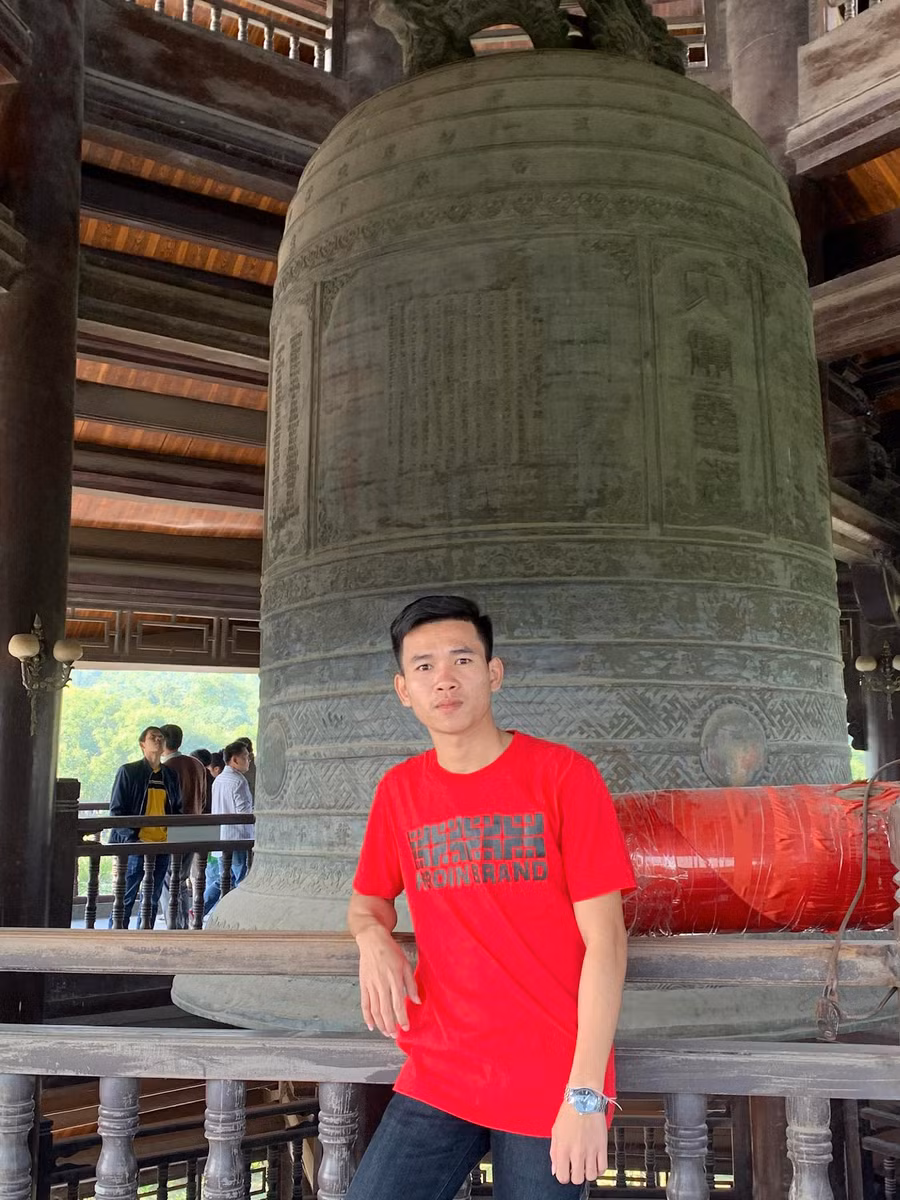 Maikheun Boualaphanh tham quan các di tích tại Việt Nam. Ảnh: NVCC