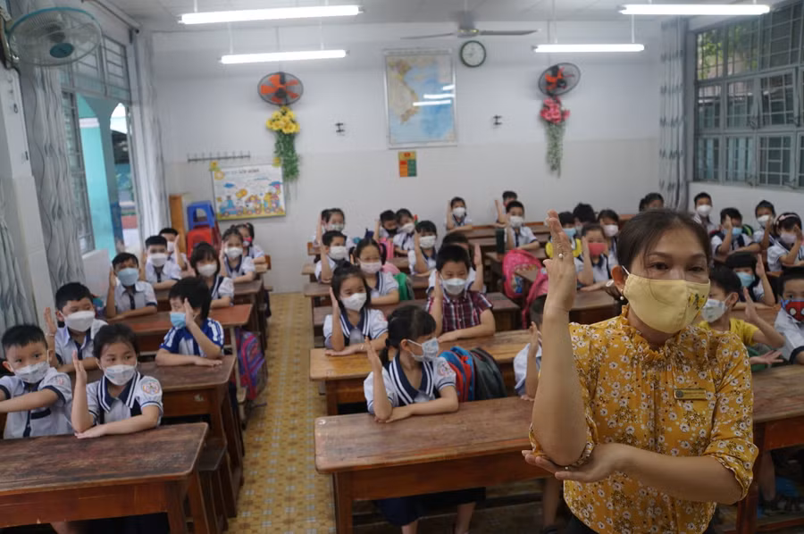 Giáo viên Trường Tiểu học Bông Sao (Quận 8, TPHCM) trong giờ dạy. Ảnh: Mạnh Tùng Giáo viên Trường Tiểu học Bông Sao (Quận 8, TPHCM) trong giờ dạy. Ảnh: Mạnh Tùng