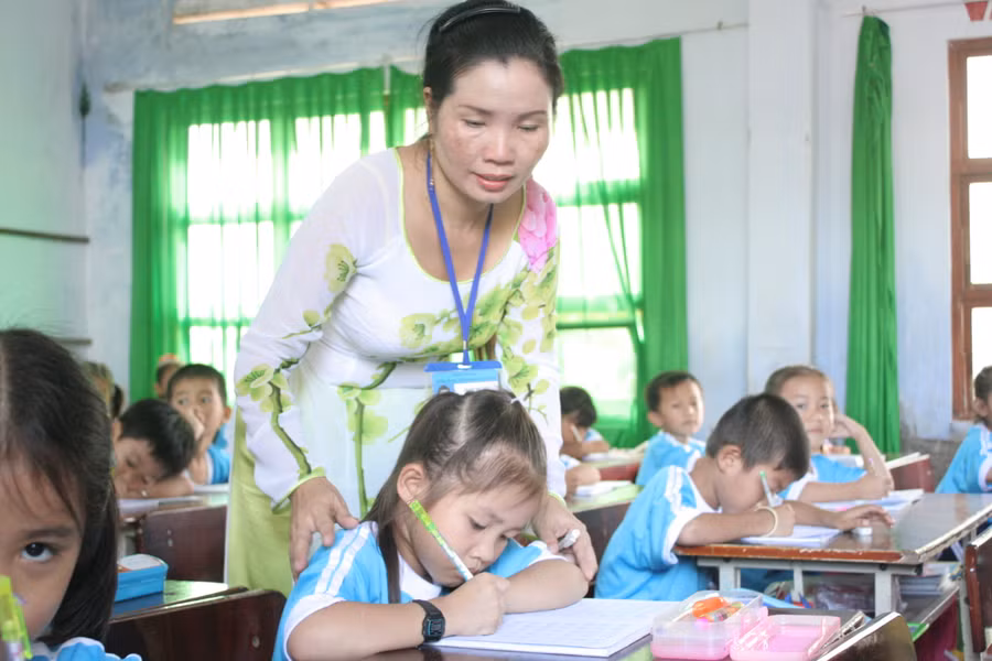 Cô, trò Trường Tiểu học 1 Thị trấn Năm Căn, Cà Mau. Ảnh: Q. Ngữ