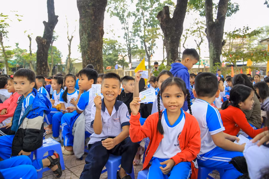 Cầm trên tay các tờ phiếu ủng hộ học sinh nghèo vượt khó - vui xuân có thưởng, các em rất hào hứng tham gia chương trình.