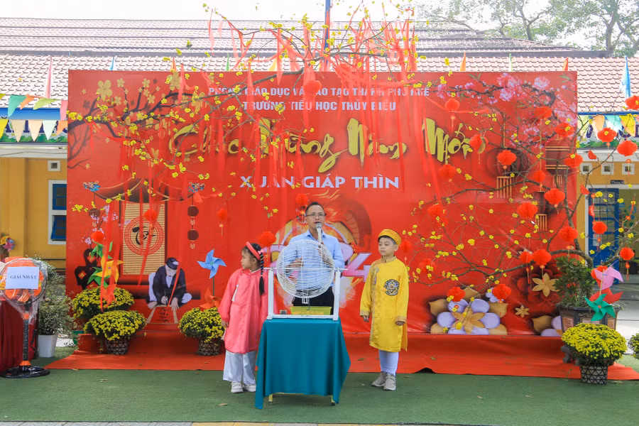 Quay xổ số để tìm ra các giải thưởng cho học sinh.