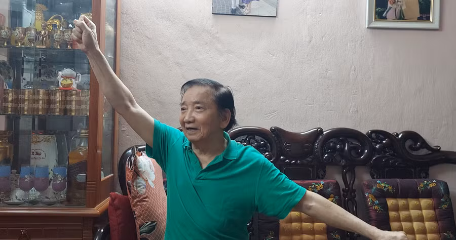 Vừa trò chuyện, NSƯT Như Bình vừa say sưa nhớ lại những vũ điệu trong tiết mục 'Tuần đuốc' mà ông biểu diễn dưới địa đạo Vịnh Mốc (Vĩnh Linh, Quảng Trị) lúc tuổi đôi mươi. Ảnh: Bình Thanh.