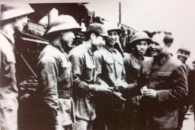 Thượng tướng, Chủ nhiệm Tổng cục Chính trị Chu Huy Mân thăm một đơn vị bộ đội tên lửa, tháng 2/1977. Ảnh tư liệu Thượng tướng, Chủ nhiệm Tổng cục Chính trị Chu Huy Mân thăm một đơn vị bộ đội tên lửa, tháng 2/1977. Ảnh tư liệu
