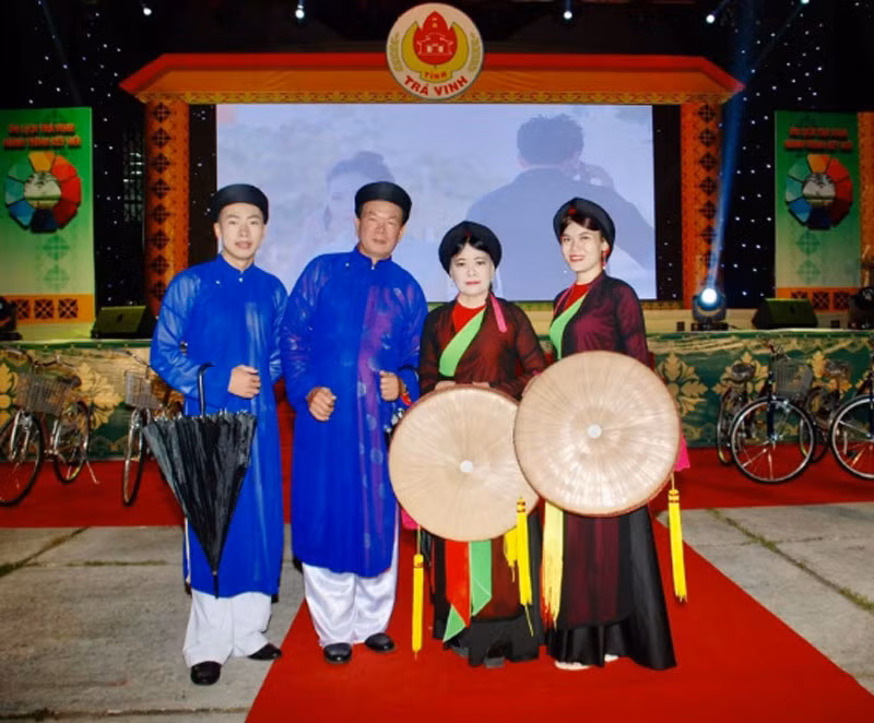 Nghệ sĩ Quý Thăng - Thu Hà (giữa) và các thành viên Câu lạc bộ Mười Nhớ trong một chương trình biểu diễn. Ảnh: NVCC. Nghệ sĩ Quý Thăng - Thu Hà (giữa) và các thành viên Câu lạc bộ Mười Nhớ trong một chương trình biểu diễn. Ảnh: NVCC.