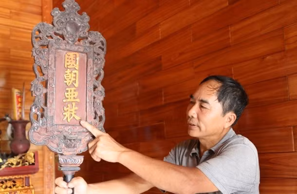 Bức biển bài có chữ 'Quốc triều á Trạng' được con cháu dòng họ Phạm lưu giữ. Ảnh: INT