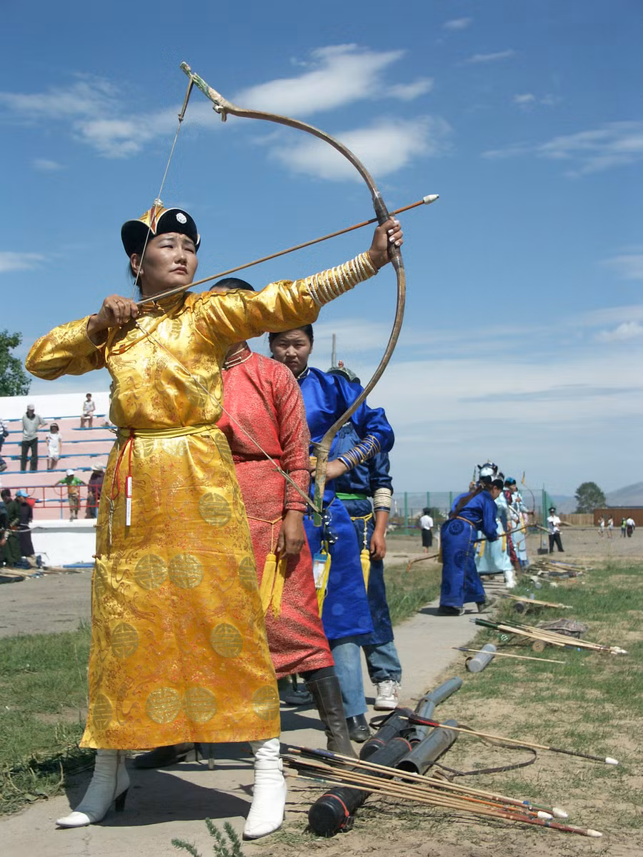 Trong Lễ hội Naadam thường niên, phụ nữ Mông Cổ thi bắn cung với đàn ông. Ảnh: Atlasobscura.com - Alamy.com