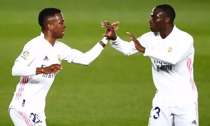 Vinicius (trái) mừng bàn thắng gỡ hoà 1-1 cho Real ở phút 89.