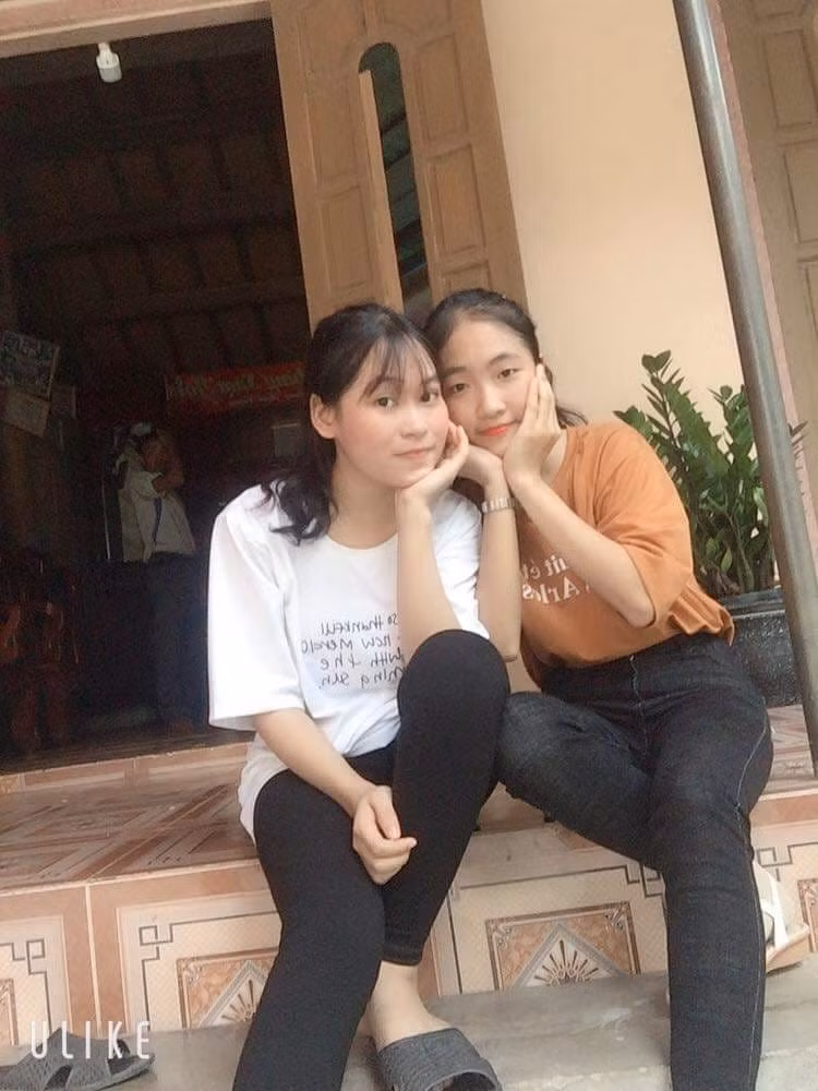 Nguyễn Thị Văn (bên phải) cùng bạn học Nguyễn Thị Văn (bên phải) cùng bạn học
